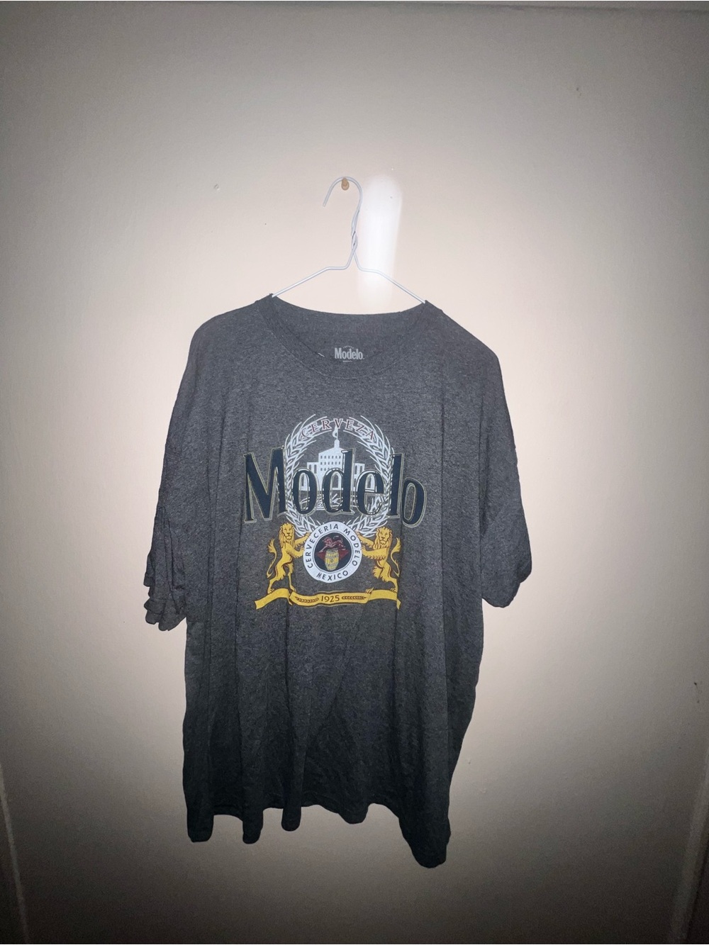 ModelCo Dark Gray Short-Sleeve Graphic Tee with Yellow Crest. Size 2XL